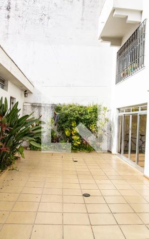 Casa à venda com 380m², 5 quartos e 2 vagasPátio - detalhe entrada do salão de festas 