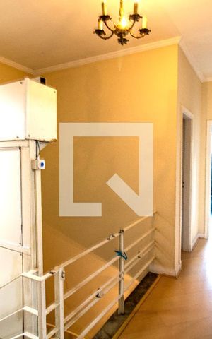 Casa à venda com 380m², 5 quartos e 2 vagasCorredor de acesso aos quartos 