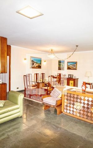 Casa à venda com 380m², 5 quartos e 2 vagasPiso inferior - Sala 