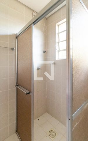 Casa à venda com 180m², 3 quartos e 5 vagas Casa à venda com 180m², 3 quartos e 5 vagasBanheiro Corredor