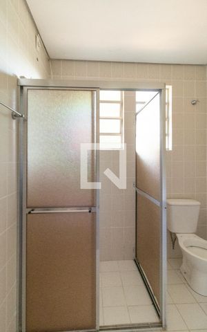 Casa à venda com 180m², 3 quartos e 5 vagas Casa à venda com 180m², 3 quartos e 5 vagasBanheiro Corredor
