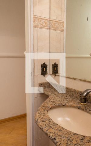 Casa à venda com 194m², 3 quartos e 3 vagas Casa à venda com 194m², 3 quartos e 3 vagasBanheiro Social