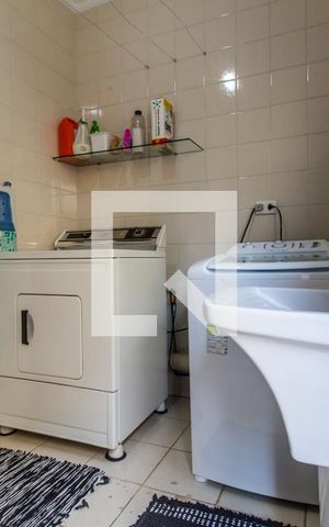 Casa de condomínio à venda com 350m², 4 quartos e 5 vagas Casa de condomínio à venda com 350m², 4 quartos e 5 vagasÁrea de Serviço