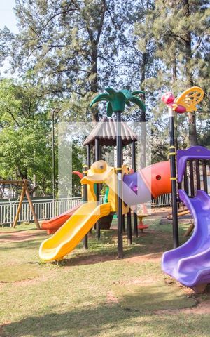 Casa de condomínio à venda com 350m², 4 quartos e 5 vagasÁrea comum - Playground
