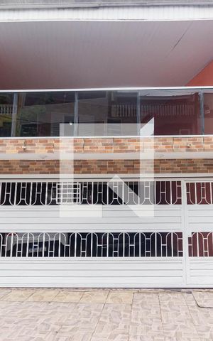 Casa à venda com 120m², 3 quartos e 2 vagas Casa à venda com 120m², 3 quartos e 2 vagasFachada