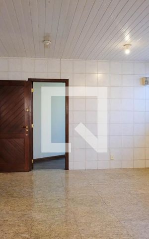 Casa à venda com 420m², 5 quartos e 4 vagas Casa à venda com 420m², 5 quartos e 4 vagasCozinha