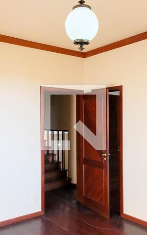 Casa à venda com 420m², 5 quartos e 4 vagas Casa à venda com 420m², 5 quartos e 4 vagasQuarto 2