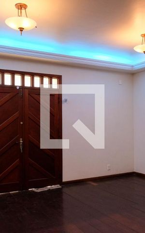 Casa à venda com 420m², 5 quartos e 4 vagas Casa à venda com 420m², 5 quartos e 4 vagasSala