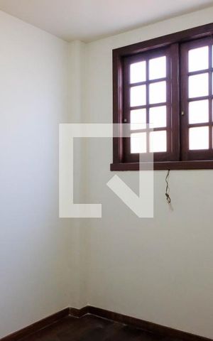 Casa à venda com 420m², 5 quartos e 4 vagas Casa à venda com 420m², 5 quartos e 4 vagasQuarto de Serviço
