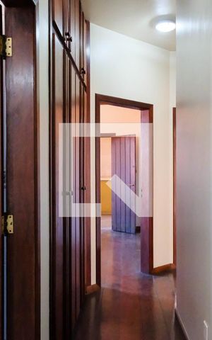 Casa à venda com 420m², 5 quartos e 4 vagas Casa à venda com 420m², 5 quartos e 4 vagasQuarto 3