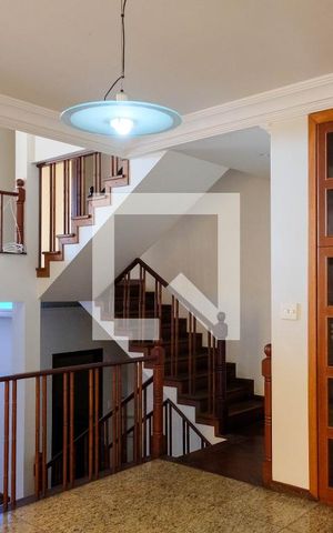 Casa à venda com 420m², 5 quartos e 4 vagas Casa à venda com 420m², 5 quartos e 4 vagasSala