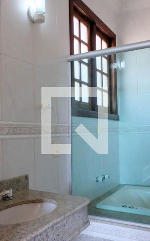 Casa à venda com 420m², 5 quartos e 4 vagas Casa à venda com 420m², 5 quartos e 4 vagasBanheiro 2