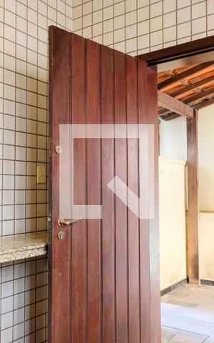 Casa à venda com 420m², 5 quartos e 4 vagas Casa à venda com 420m², 5 quartos e 4 vagasÁrea de Serviço