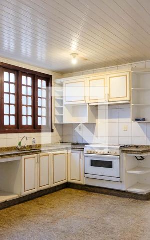 Casa à venda com 420m², 5 quartos e 4 vagas Casa à venda com 420m², 5 quartos e 4 vagasCozinha