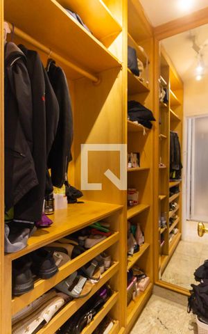 Apartamento à venda com 300m², 4 quartos e 4 vagas Apartamento à venda com 300m², 4 quartos e 4 vagasClosset Suíte 4