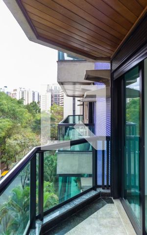 Apartamento à venda com 300m², 4 quartos e 4 vagas Apartamento à venda com 300m², 4 quartos e 4 vagasVaranda