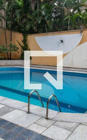 Apartamento à venda com 300m², 4 quartos e 4 vagas Apartamento à venda com 300m², 4 quartos e 4 vagasÁrea comum - Piscina