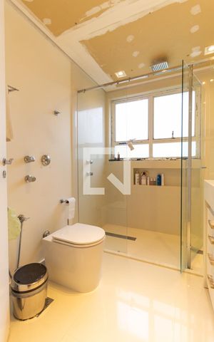 Apartamento à venda com 300m², 4 quartos e 4 vagas Apartamento à venda com 300m², 4 quartos e 4 vagasBanheiro Suíte 4