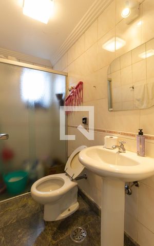 Apartamento à venda com 300m², 4 quartos e 4 vagas Apartamento à venda com 300m², 4 quartos e 4 vagasBanheiro de Serviço