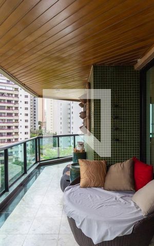 Apartamento à venda com 300m², 4 quartos e 4 vagas Apartamento à venda com 300m², 4 quartos e 4 vagasVaranda