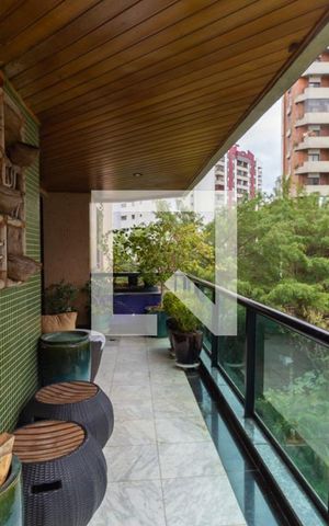 Apartamento à venda com 300m², 4 quartos e 4 vagas Apartamento à venda com 300m², 4 quartos e 4 vagasVaranda