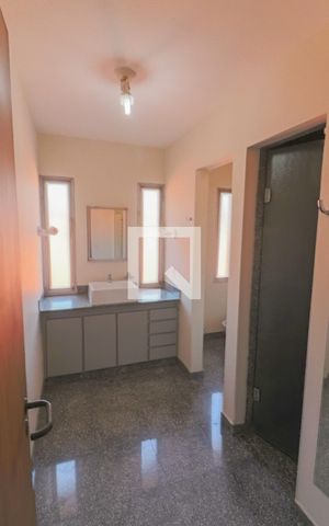 Casa de condomínio para alugar com 420m², 4 quartos e 5 vagas Casa de condomínio para alugar com 420m², 4 quartos e 5 vagasBanheiro Quarto 3 e 4
