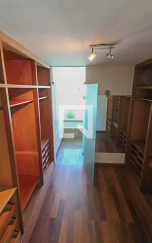 Casa de condomínio para alugar com 420m², 4 quartos e 5 vagas Casa de condomínio para alugar com 420m², 4 quartos e 5 vagasSuite 01