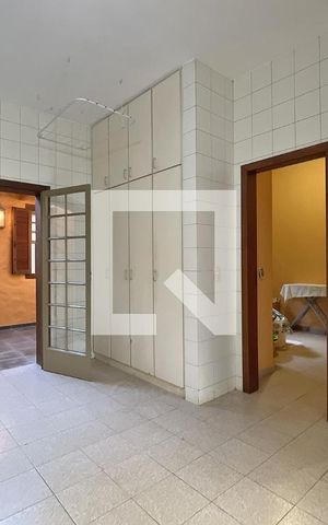 Casa de condomínio à venda com 950m², 4 quartos e 10 vagas Casa de condomínio à venda com 950m², 4 quartos e 10 vagasÁrea de serviço