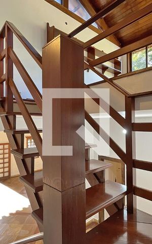 Casa de condomínio à venda com 950m², 4 quartos e 10 vagas Casa de condomínio à venda com 950m², 4 quartos e 10 vagasEscada