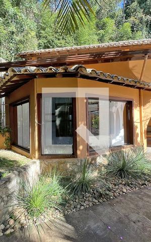 Casa de condomínio à venda com 950m², 4 quartos e 10 vagas Casa de condomínio à venda com 950m², 4 quartos e 10 vagasÁrea externa