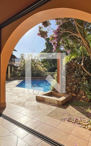 Casa de condomínio à venda com 950m², 4 quartos e 10 vagas Casa de condomínio à venda com 950m², 4 quartos e 10 vagasSalão de festas