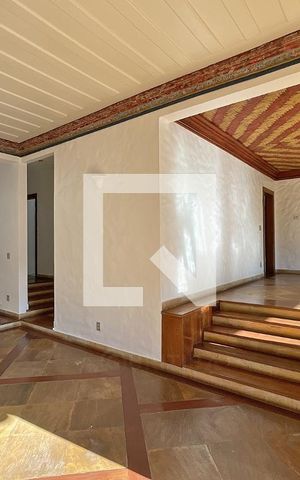 Casa de condomínio à venda com 950m², 4 quartos e 10 vagas Casa de condomínio à venda com 950m², 4 quartos e 10 vagasSala