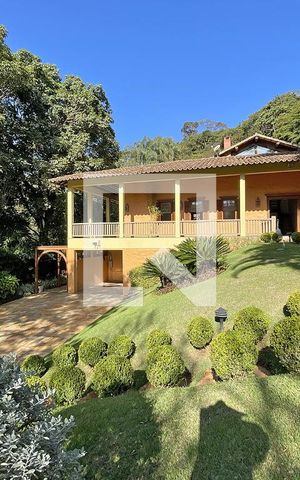Casa de condomínio à venda com 950m², 4 quartos e 10 vagas Casa de condomínio à venda com 950m², 4 quartos e 10 vagasÁrea externa