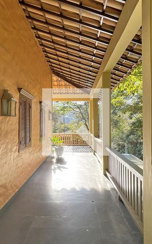 Casa de condomínio à venda com 950m², 4 quartos e 10 vagas Casa de condomínio à venda com 950m², 4 quartos e 10 vagasVaranda