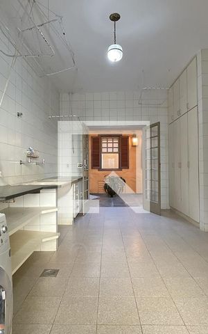 Casa de condomínio à venda com 950m², 4 quartos e 10 vagas Casa de condomínio à venda com 950m², 4 quartos e 10 vagasÁrea de serviço