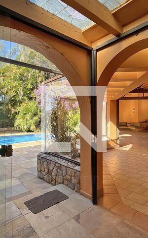 Casa de condomínio à venda com 950m², 4 quartos e 10 vagas Casa de condomínio à venda com 950m², 4 quartos e 10 vagasSalão de festas