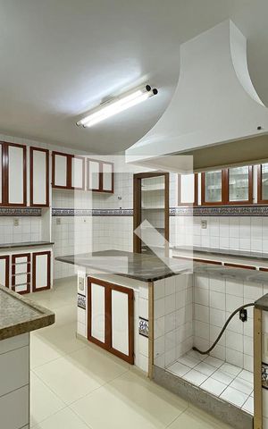 Casa de condomínio à venda com 950m², 4 quartos e 10 vagas Casa de condomínio à venda com 950m², 4 quartos e 10 vagasCozinha