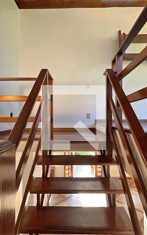 Casa de condomínio à venda com 950m², 4 quartos e 10 vagas Casa de condomínio à venda com 950m², 4 quartos e 10 vagasEscada