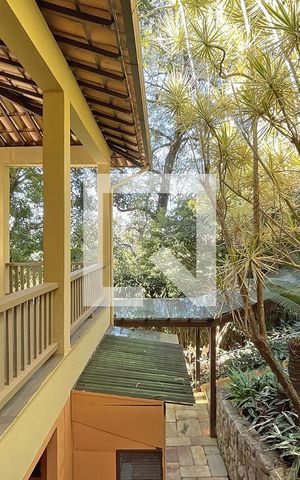 Casa de condomínio à venda com 950m², 4 quartos e 10 vagas Casa de condomínio à venda com 950m², 4 quartos e 10 vagasVaranda