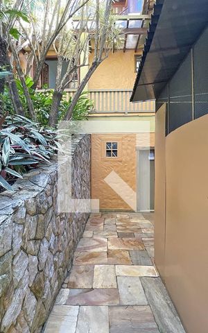 Casa de condomínio à venda com 950m², 4 quartos e 10 vagas Casa de condomínio à venda com 950m², 4 quartos e 10 vagasÁrea externa