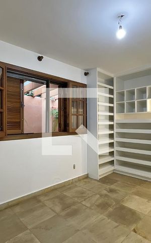 Casa de condomínio à venda com 950m², 4 quartos e 10 vagas Casa de condomínio à venda com 950m², 4 quartos e 10 vagasSuíte 2
