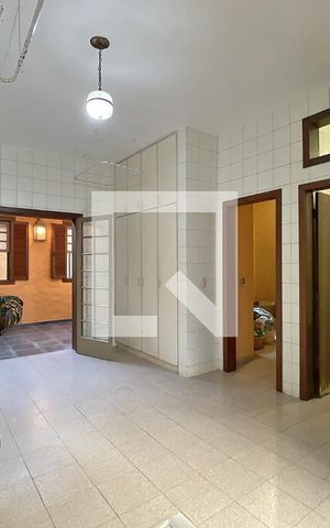 Casa de condomínio à venda com 950m², 4 quartos e 10 vagas Casa de condomínio à venda com 950m², 4 quartos e 10 vagasÁrea de serviço