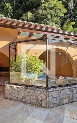 Casa de condomínio à venda com 950m², 4 quartos e 10 vagas Casa de condomínio à venda com 950m², 4 quartos e 10 vagasÁrea externa