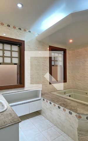 Casa de condomínio à venda com 950m², 4 quartos e 10 vagas Casa de condomínio à venda com 950m², 4 quartos e 10 vagasBanheiro suíte 1
