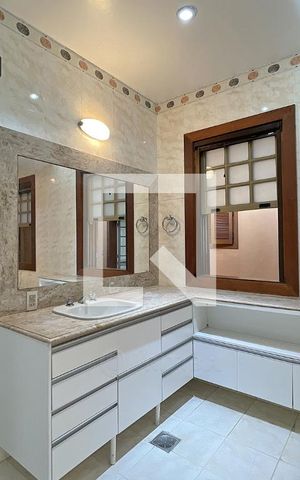 Casa de condomínio à venda com 950m², 4 quartos e 10 vagas Casa de condomínio à venda com 950m², 4 quartos e 10 vagasBanheiro suíte 1