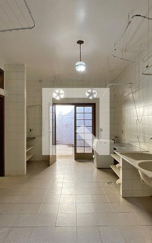 Casa de condomínio à venda com 950m², 4 quartos e 10 vagas Casa de condomínio à venda com 950m², 4 quartos e 10 vagasÁrea de serviço