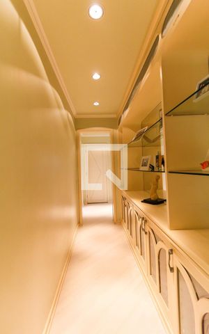 Apartamento à venda com 207m², 3 quartos e 3 vagas Apartamento à venda com 207m², 3 quartos e 3 vagasCorredor
