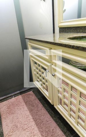 Apartamento à venda com 207m², 3 quartos e 3 vagas Apartamento à venda com 207m², 3 quartos e 3 vagasBanheiro da Suíte 1