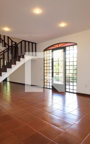 Casa para alugar com 300m², 4 quartos e 4 vagasSala