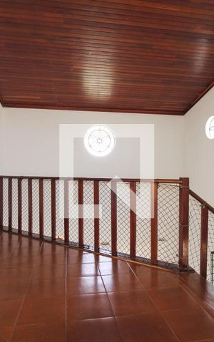 Casa para alugar com 300m², 4 quartos e 4 vagasEscada
